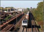 Unterwegs in Richtung Ratingen. Die 185 692-1 der Railpool mit schwerer Fracht am Haken fhrt am Schienenlager bei Duisburg Wedau vorbei. Aufgenommen im Oktober 2012.