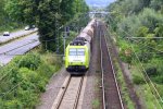 185 550-1 von Captrain kommt aus Richtung Koblenz mit einem langen Papierleerzug aus Italien nach Dortmund und fhrt in Richtung Kln auf der Rechten Rheinstrecke (KBS 465) bei Bad-Honnef bei