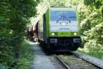 Und hier die bereits genannte 285 111-1 der Captrain. Hier noch am Heck des Güterzuges, welcher gerade noch bei der Firma ProStein in Ebersbach/Sachs. beladen wurde. Mir persönlich gefällt diese Farbgebung der Captrain-Loks momentan in Deutschland am besten.
Dieser Ganzzug ist nun für die nächsten Wochen immer samstags über den Mittag mit 2 285ern geplant. 11.07.2015