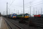 272 402-9 von Railtraxx steht in Aachen-West mit einem langen Coilzug aus Linz-Voestalpine(A) nach Antwerpen-Waaslandhaven(B). 
Aufgenommen vom Bahnsteig in Aachen-West.
Bei Regenwetter am Morgen vom 1.2.2016.












