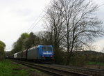 Ein Nachschuss von der 185 510-5  von Railtraxx fährt als Schubhilfe sie schiebt einem schweren Coilzug aus Linz Voestalpine(A) nach Antwerpen Waaslandhaven(B) bis zum Gemmenicher-Tunnel.
Vorne fährt die Class 66 266 026-4 von Railtraxx.
Aufgenommen an der Gemmenicher-Rampe am Gemmenicher-Weg auf dem Montzenroute.
Bei Sonne und Regenwolken am Nachmittag vom 14.4.2016. 