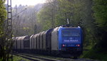 Ein Nachschuss von der 185 510-5 von Railtraxx fährt als Schubhilfe sie schiebt einem schweren Coilzug aus Linz Voestalpine(A) nach Antwerpen Waaslandhaven(B) bis zum Gemmenicher-Tunnel. Vorne fährt die Class 66 266 026-4 von Railtraxx. Aufgenommen an der Gemmenicher-Rampe am Gemmenicher-Weg auf dem Montzenroute.
Bei schönem Frühlingswetter am Nachmittag vom 21.4.2016.