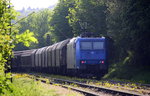 Ein Nachschuss von der 185 515-4 von Railtraxx fährt als Schubhilfe sie schiebt einem schweren Coilzug aus Linz Voestalpine(A) nach Antwerpen Waaslandhaven(B) bis zum Gemmenicher-Tunnel. Vorne fährt die Class 66 266 026-4 von Railtraxx. Aufgenommen an der Gemmenicher-Rampe am Gemmenicher-Weg auf dem Montzenroute. 
Bei Sommerwetter am Nachmittag vom 12.5.2016.