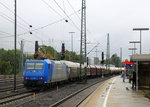 Ein Nachschuss von der 185 521-2 von Railtraxx fährt als Schubhilfe sie schiebt einen Güterzug aus  Linz-Voestalpine(A) nach Antwerpen-Waaslandhaven(B) bis zum Gemmenicher-Tunnel. 
Aufgenommen vom Bahnsteig in Aachen-West. 
Bei Regenwetter am Nachmittag vom 20.10.2016. 