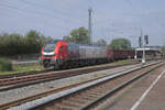 Eine spanisch-schweizerische Lokomotive in Deutschland - Stadlers Eurodual 2159 225-2 D-ELP der MEG rangiert Waggons der Gattung Tamns in Steinach bei Rothenburg (Tauber). Der Baustoffproduzent Knauf hat am Bahnhof einen Betrieb, welcher per Bahn mit Rohstoffen versorgt wird. Beobachtet habe ich die Lokomotive Mittags zwischen 12.35 und 13.17. Die Manöver werden sehr zügig durchgeführt, als Fotograf sollte man nicht zögern.
Steinach bei Rothenburg (Tauber), Mittwoch, 4. September 2024