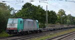 DB Cargo AG mit der belgischen Alpha Trains Lok  E 186 213  (NVR:  91 88 7186 213-5 B-ATLU ) und einem Ganzzug Containertragwagen (leer) am 29.08.22 Vorbeifahrt Bahnhof Dedensen/Gümmer.