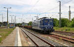 151 079-1  Herr Meyer  lieferte dem Romonta-Werk Amsdorf neuen Abraum von der  Stuttgart 21 -Großbaustelle an. An seinem Haken waren Flachwagen und am Ende vier zweimuldige Schüttgutkippwagen mit der Bezeichnung  Fans <sup>128</sup> . Mit denen ging es zunächst auf die Rangiergleise des Bahnhofs Röblingen am See. Von dort aus werden sie dann in das Werksgelände gedrückt und später entleert.

🧰 Railsystems RP GmbH
🕓 19.5.2023 | 13:10 Uhr