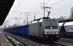 HSL Logistik GmbH, Hamburg [D] mit der Akiem Lok  186 382-8  [NVR-Nummer: 91 80 6186 382-8 D-AKIEM] und einem Ganzzug Hochbordwagen der PKP Cargo (leer) am 20.12.23 Durchfahrt Bahnhof Schönefeld