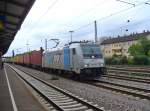 185 680-6 von EVB zieht einen Containerzug am 06.10.2011 durch Schwetzingen 