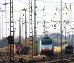 Die Cobra 2842 fhrt mit einem kurzen Coilzug von Aachen-West nach Belgien bei Sonne am Rosenmontag 20.2.2012.