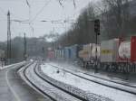 Ein Gterzug, angefhrt von 185 051 , durchbraust am 26.03.2013 den Haltepunkt Geislingen-West.