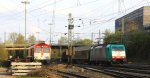 Die Cobra 2818 kommt aus Richtung Kln,Aachen-Hbf mit einem langen Papierzug aus Kln-Gremberg nach Zeebrugge(B) und fhrt in Aachen-West ein, und im Hintergrund steht eine Class 66 DE6312  Alix  von