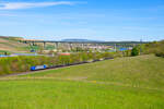 185 509 ATLU mit einem leeren Holzzug bei Marktbreit Richtung Würzburg, 09.05.2021