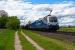 182 912 EVB und 223 033 EVB mit einem leeren Holzzug bei Postbauer-Heng Richtung Plattling, 23.05.2021