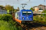 187 318-1 raildox mit Holzzug in Wuppertal Steinbeck, Mai 2023.