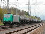 185 576-6 mit einem Kesselzug durchfährt den südlichen Berliner Außenring bei Diedersdorf am 25. April 2017 in Richtung Berlin.