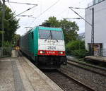 Die Cobra 2824  kommt durch Aachen-Schanz mit einem Kesselzug aus Antwerpen-BASF(B) nach Ludwigshafen-BASF(D) und kommt aus Richtung Aachen-West und fährt in Richtung Aachen-Hbf,Aachen-Rothe-Erde,Stolberg-Hbf(Rheinland)Eschweiler-Hbf,Langerwehe,Düren,Merzenich,Buir,Horrem,Kerpen-Köln-Ehrenfeld,Köln-West,Köln-Süd. Aufgenommen vom Bahnsteig von Aachen-Schanz. 
Bei Wolken am Morgen vom 8.9.2017.