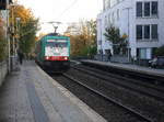 Die Cobra 2839  kommt durch Aachen-Schanz mit einem Kesselzug aus Antwerpen-BASF(B) nach Ludwigshafen-BASF(D) und kommt aus Richtung Aachen-West und fährt in Richtung Aachen-Hbf,Aachen-Rothe-Erde,Stolberg-Hbf(Rheinland)Eschweiler-Hbf,Langerwehe,Düren,Merzenich,Buir,Horrem,Kerpen-Köln-Ehrenfeld,Köln-West,Köln-Süd. Aufgenommen vom Bahnsteig von Aachen-Schanz.
Bei Sonnenschein am Morgen vom 19.10.2017.