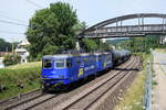 421 381 von WRS zieht am 4. Juli 2018 gemeinsam mit einer Schwester einen Kesselwagenganzzug durch Lonsee Richtung Ulm.