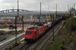 185 585 von RheinCargo zieht am 3. November 2018 einen Kesselwagenzug samt einer kalten Class 66 aus Ulm Rangierbahnhofins Filstal.