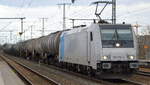 Retrack GmbH & Co. KG, Hamburg [D] mit Railpool Lok  185 676-4  [NVR-Nummer: 91 80 6185 676-4 D-Rpool] und Kesselwagenzug am 18.02.20 Durchfahrt Bf. Golm (Potsdam).