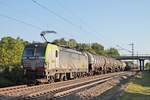 Am Abend des 23.05.2019 fuhr Re 475 410 mit dem leeren Kesselzug (Glattbrugg - Rotterdam Pernis) südlich vom Haltepunkt Buggingen über die KBS 703 durchs Rheintal in Richtung Freiburg