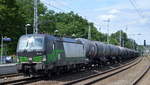 WLC - Wiener Localbahnen Cargo GmbH, Wien [A] mit der ELL Vectron  193 242  [NVR-Nummer: 91 80 6193 242-5 D-ELOC] und Kesselwagenzug am 30.06.20 Bf. Saarmund.