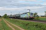 Mit einem vollen Kesselzug (Rotterdam Pernis - Glattbrugg) fuhr am Abend des 03.05.2020 die Re 475 413  BLS Cargo. The Alpinists.  südlich von Buggingen über die KBS 702 durchs Rheintal in Richtung Müllheim (Baden).