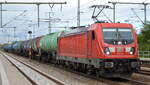 DB Cargo AG [D] mit  187 136  [NVR-Nummer: 91 80 6187 136-7 D-DB] und Kesselwagenzug am 06.10.21 Durchfahrt Bf. Golm (Potsdam).