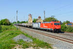 185 585 RHC und 187 071 RHC mit einem Kesselzug bei Herrnberchtheim Richtung Ansbach, 16.05.2020