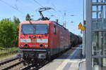 DeltaRail GmbH mit der angemieteten  143 893-6  (NVR:  91 80 6143 893-6 D-DB ) und Kesselwagenzug (leer) Richtung Stendell am 17.06.22 Durchfahrt Bahnhof Bernau.