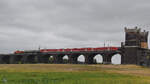 Ende August 2022 war die Chemion-Diesellokomotive 1275 006-5 mit einem Kesselzug, sowie ein DB-Elektrotriebzug auf der Hochfelder Eisenbahnbrücke in Duisburg zu sehen.