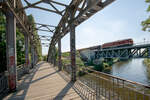 232 158 überquert auf dem S Bahn Gleis den Teltowkanal in Berlin, in Richtung Atillastraße, am  08.09.2021. Dieses Bild gehört auch der Geschichte an, da eine neue Bogenbrücke, zwischen dem S Bahngleis und der Fußgängerbrücke errichtet wurde, für die Dresdner Bahn. Daher wird in Zukunft dieser Blick verwehrt bleiben. 