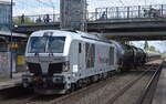 RheinCargo GmbH & Co. KG, Neuss [D] mit ihrer Vectron Dual Lok  248 058  [NVR-Nummer: 90 80 2248 058-0 D-RHC] und einem Kesselwagenzug am 26.04.24 Durchfahrt Bahnhof Berlin Hohenschönhausen.