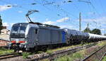 Rail Force One B.V., Rotterdam [NL] mit der Railpool Vectron  6193 134  [NVR-Nummer: 91 80 6193 134-4 D-Rpool] und einem Kesselwagenzug am 13.06.24 Höhe Bahnhof Magdeburg-Neustadt.