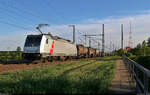 Kesselzug mit 186 262-2 unterwegs auf dem Gegengleis oberhalb der Leipziger Chaussee (B 6) Richtung Zugbildungsanlage (ZBA) Halle (Saale).