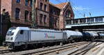 RheinCargo GmbH & Co. KG, Neuss [D] mit ihrer  187 076-5  [NVR-Nummer: 91 80 6187 076-5 D-RHC] und einem Kesselwagenzug am 30.07.24 Höhe Bahnhof Hamburg Harburg.