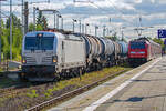 Lok 193 440 mit Kesselzug durchfährt den Hbf Neustrelitz. - 14.09.2024