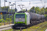 Lok 185 548 mit Kesselzug, einer von mehreren Umleiter, durchfährt den Hbf Neustrelitz. - 14.09.2024
