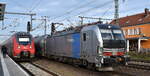 Ecco-rail GmbH, Wien [A] mit der Railpool Vectron  6193 171  [NVR-Nummer: 91 80 6193 171-6 D-Rpool] und einem Kesselwagenzug am 27.11.24 Höhe Bahnhof Golm (Potsdam).