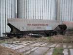 Ein franzsischer Getreidewagen vor den grossen 7000t Silos in Bad Langensalza Ost.Er ist einer von 21 Wagen aus den Zugverband.Es kommen mindestens 1 mal pro Woche ein Zug.