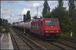 Die an die Neusser Eisenbahn vermietete 185 585-7 mit einem Kesselzug bei tristen Wetter am 12.09.2012 in Berlin-Karow