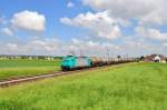 185 575 mit einem Öler in Riochtung Augsburg auf der KBS 900/910.Aufgenommen in Herbertshofen am 31.5.2014