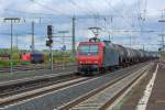 Eine Lok der BR 145 durchfährt den Bahnhof Wabern mit Kesselwagen. - 14.09.2015