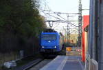 185 526-1 von Crossrail  kommt mit einem LKW-Ambrogio-Zug aus Gallarate(I) nach Belgien und kommt aus Richtung Köln und fährt durch Stolberg-Hbf in Richtung Eilendorf,Aachen-Rothe Erde,Aachen-Hbf,Aachen-Schanz,Aachen-West.
Aufgenommen von Bahnsteig 1 in Stolberg-Rheinland(Hbf).
Am Abend vom 18.4.2018.