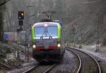 475 414-9 von BLS kommt aus Richtung Köln,Aachen-Hbf und fährt durch Aachen-Schanz mit einem            LKW-Zug aus Novara(I) nach Zeebrugge(B) und fährt in Richtung Aachen-West. Aufgenommen vom Bahnsteig von Aachen-Schanz. 
Am Kalten Morgen vom 12.2.2019.