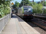475 406-5 von BLS kommt aus Richtung Köln,Aachen-Hbf und fährt durch Aachen-Schanz mit einem  KLV-TTS-Zug aus Piacenza(I) nach Bierset-Awans(B) in Richtung Aachen-West.
Aufgenommen vom Bahnsteig von Aachen-Schanz. 
Bei Sommerwetter am Abend vom 28.6.2019.