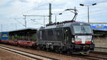 DB Cargo AG mit der MRCE Dispo Vectron  X4 E - 702  [NVR-Number: 91 80 6193 702-8 D-DISPO] und KLV-ZUg (LKW Walter Trailer) am 07.08.19 Durchfahrt Bahnhof Flughafen Berlin SChönefeld.