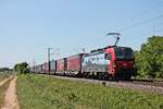 Am Vormittag des 02.06.2020 fuhr LokRoll/SBBCI 193 472  Köln  mit einem langen KLV aus Italien nördlich von Müllheim (Baden) bei Hügelheim über die Rheintalbahn durchs