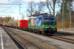 ELL-LTE Vectron 193 232, der  Flying Dutchman , durchfährt mit einem Zug des Kombiverkehrs den Bahnhof Aßling Richtung Rosenheim.